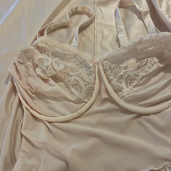 OLGA Slip or nightie, 38D blush color lace nylon ExCellent condition pre-loved - Picture 8 of 9